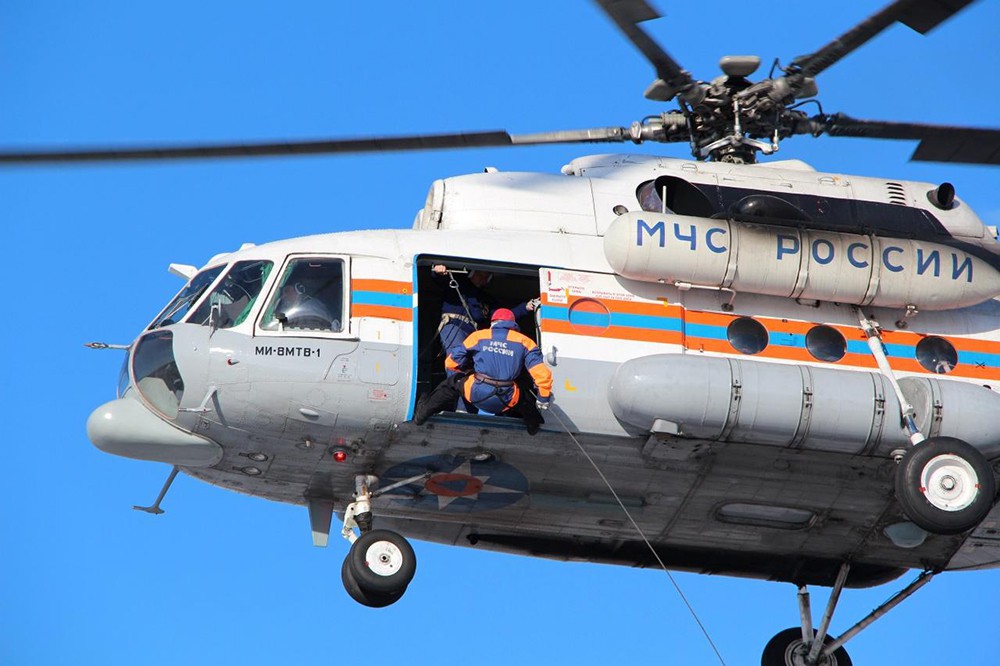 Спасатели МЧС высаживаются с вертолёта Ми-8