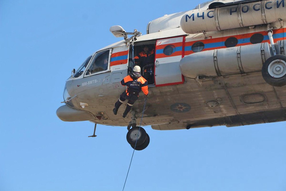 Спасатели МЧС высаживаются с вертолёта Ми-8