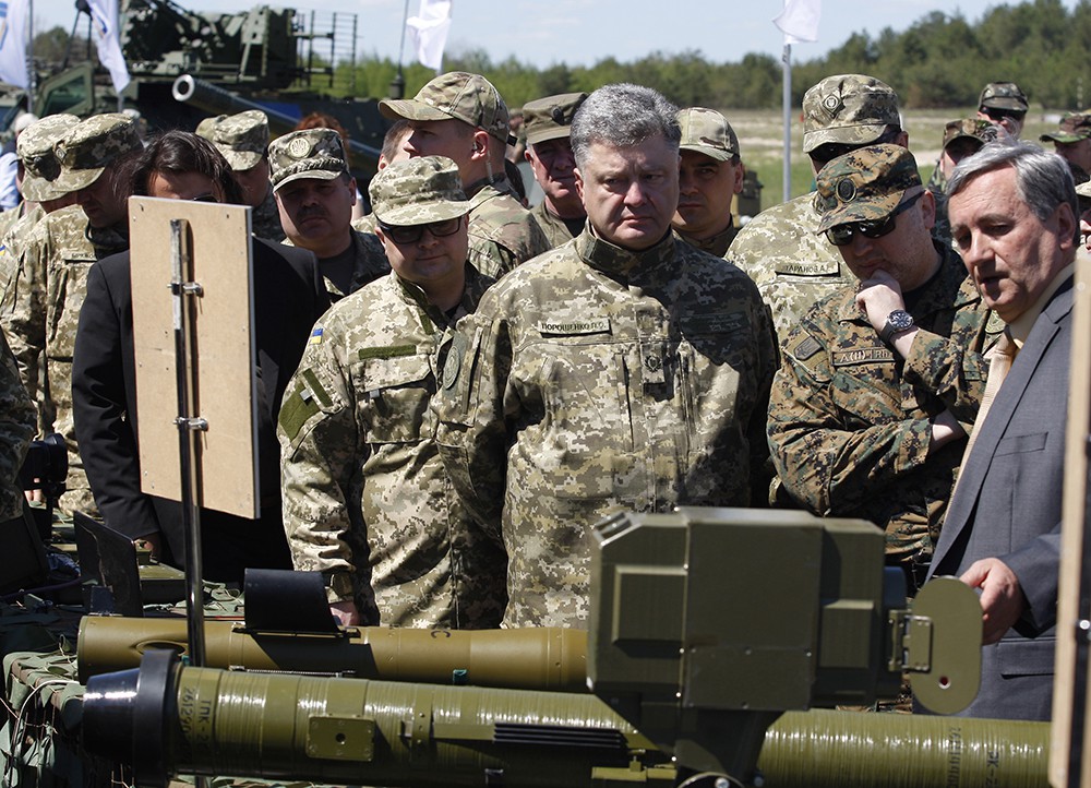 Президент Украины Петр Порошенко осматривает образцы военной техники 