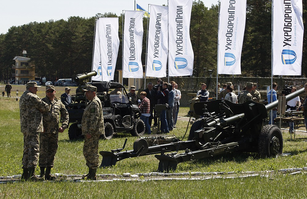 Президент Украины Петр Порошенко осматривает образцы военной техники 