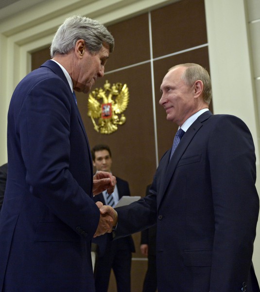 Президент России Владимир Путин и государственный секретарь США Джон Керри во время встречи