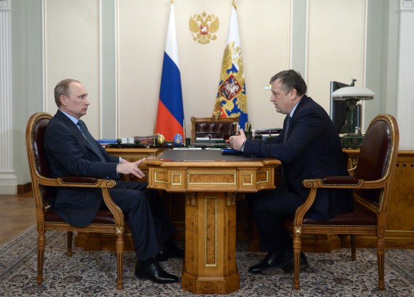 Президент России Владимир Путин и губернатор Ленинградской области Александр Дрозденко во время встречи 