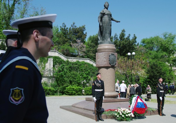 Церемония возложения цветов к памятнику основательницы Черноморского флота и города императрице Екатерине II