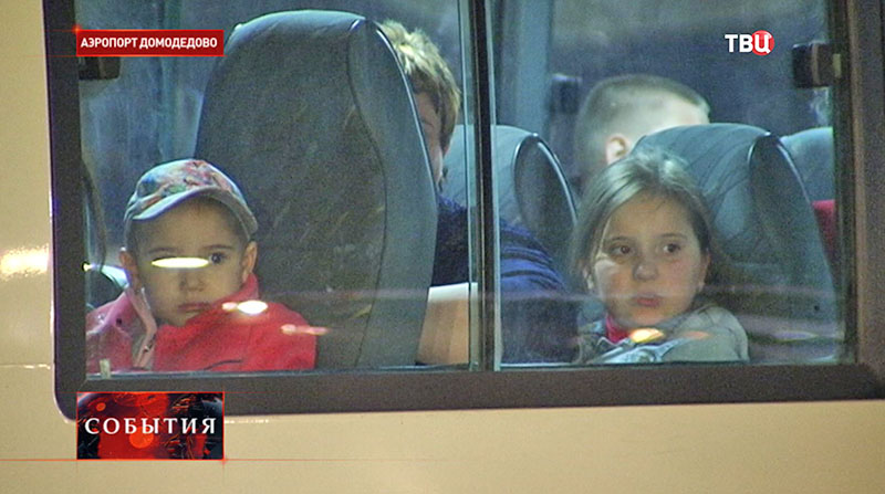 Спецборт МЧС доставил в Москву 18 тяжелобольных детей из Донбасса