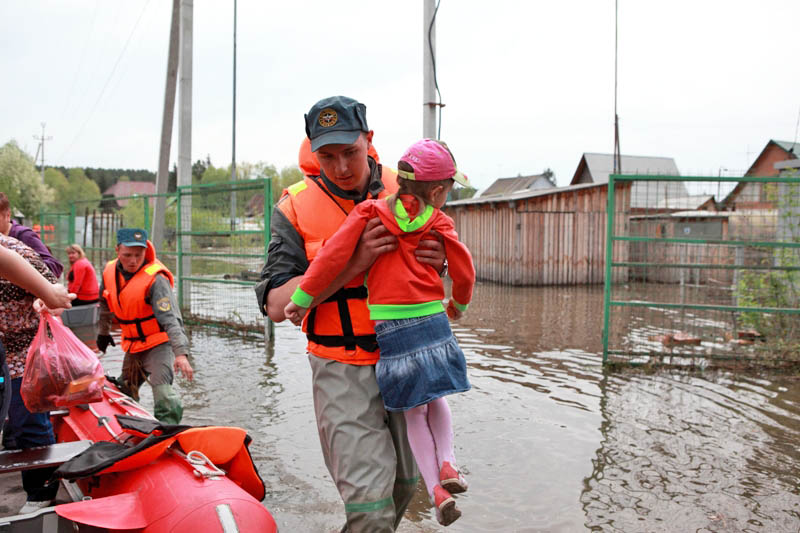 Сотрудники МЧС эвакуируют жителей из зоны паводков