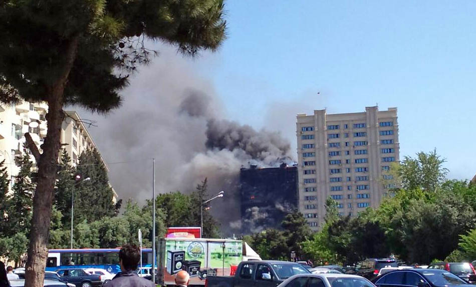 Пожар в жилом доме в Баку