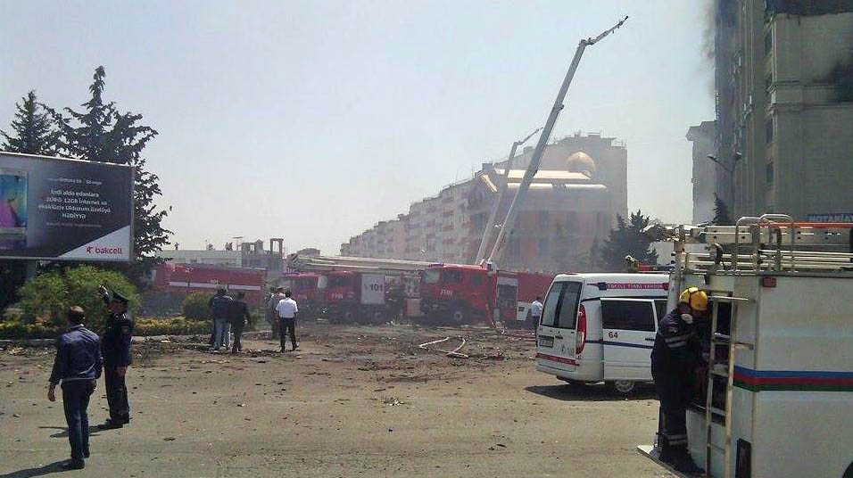 Пожарные на месте возгорания жилого дома в Баку