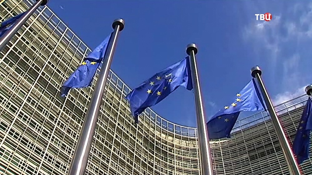 Флаги Евросоюза у здания штаб-квартиры ЕС