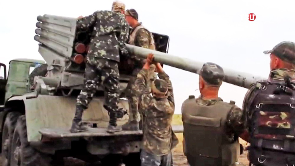 Украинские военные заряжают РСЗО "Град"  