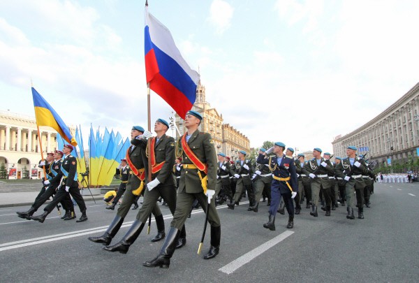 Российские и украинские десантники во время совместного парада военнослужащих Вооруженных сил Украины и России в Киеве