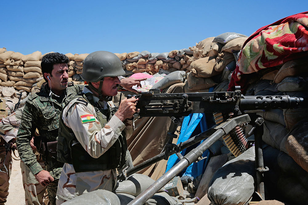 Военнослужащие Иракского Курдистана ведут стрельбу