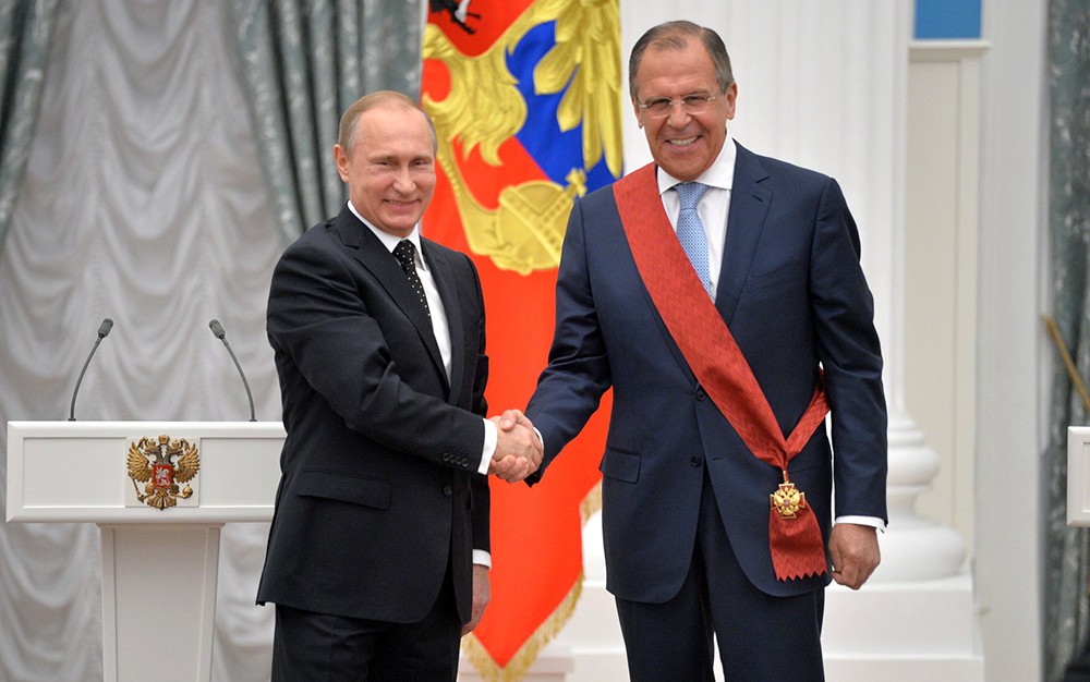Президент России Владимир Путин награждает главу МИД России Сергея Лаврова
