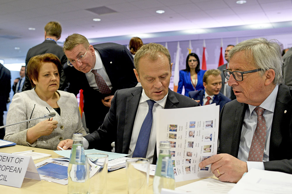Премьер-министр Латвии Лаймдота Страуюма, президент Европейского совета Дональд Туск и председатель европейской комиссии Жан-Клод Юнкер