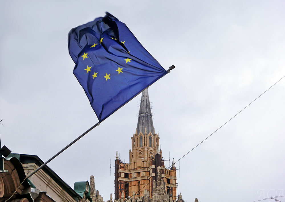 Флаг Евросоюза на фоне здания МИД России