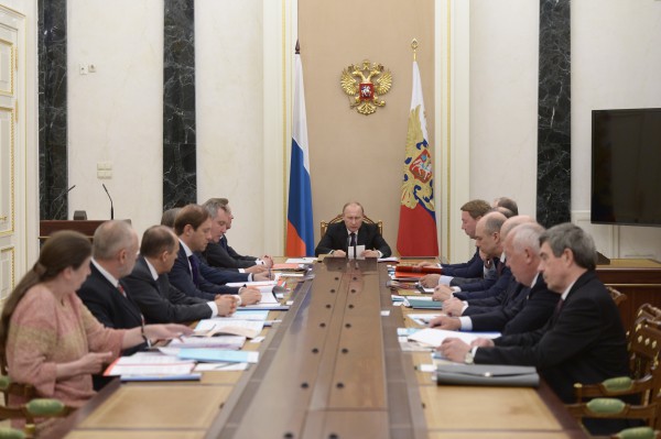 Президент РФ Владимир Путин проводит в Кремле заседание комиссии по вопросам военно-технического сотрудничества РФ с иностранными государствам