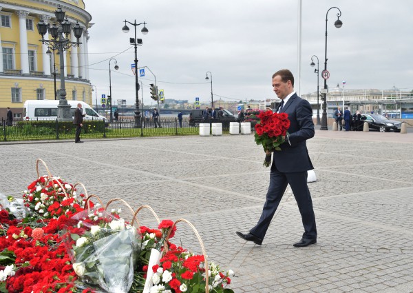 Председатель правительства России Дмитрий Медведев во время церемонии возложения цветов к памятнику Петру I "Медному всаднику" на Сенатской площади в Санкт-Петербурге
