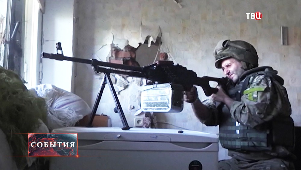 Солдат украинской армии ведет стрельбу из пулемета