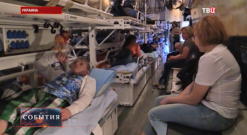 Самолет МЧС доставил в Москву тяжелобольных детей из Донбасса