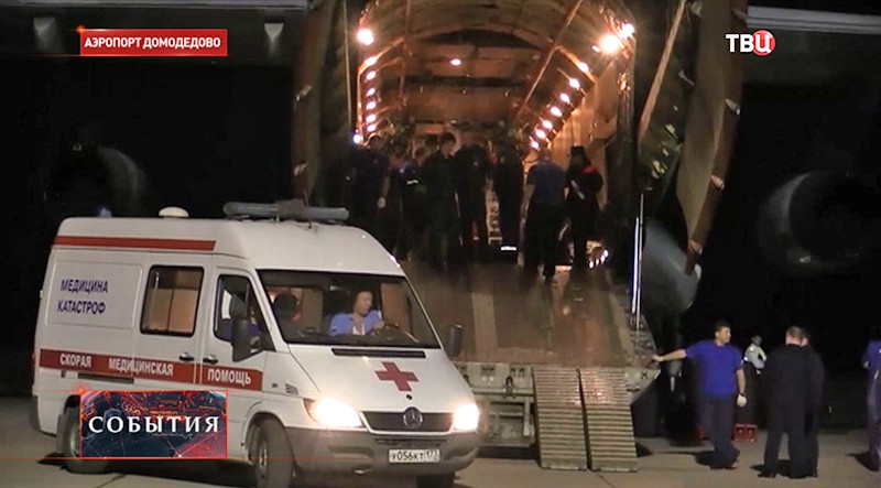 Самолет МЧС доставил в Москву тяжелобольных детей из Донбасса