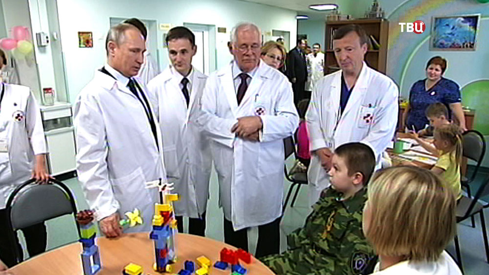 Владимир Путин посетил НИИ неотложной детской хирургии