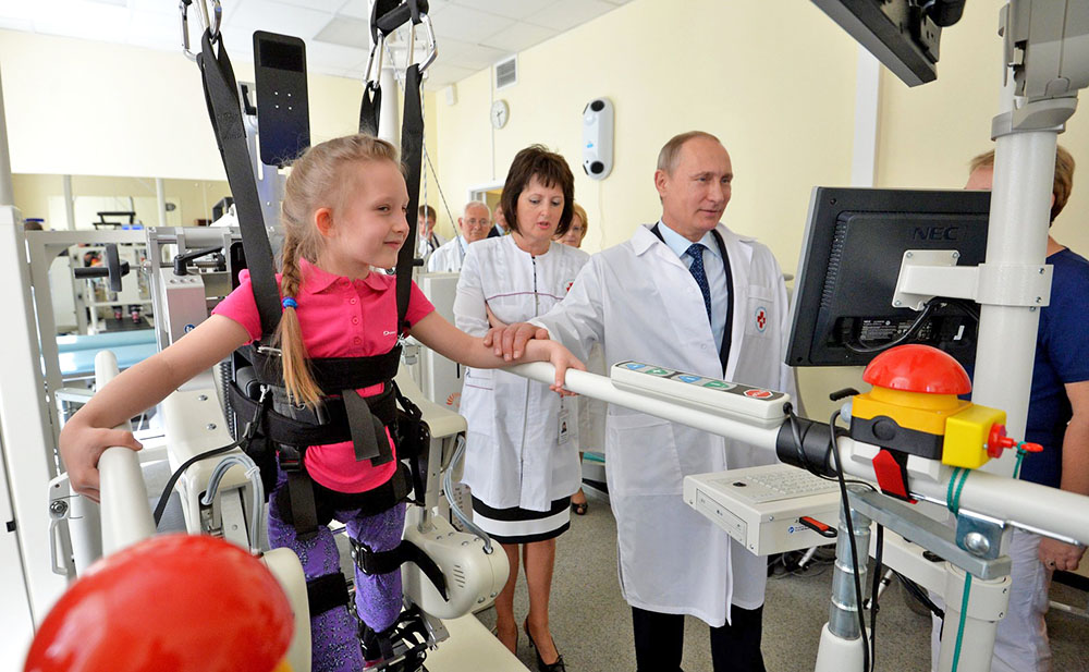 Владимир Путин посетил НИИ неотложной детской хирургии и травматологии 