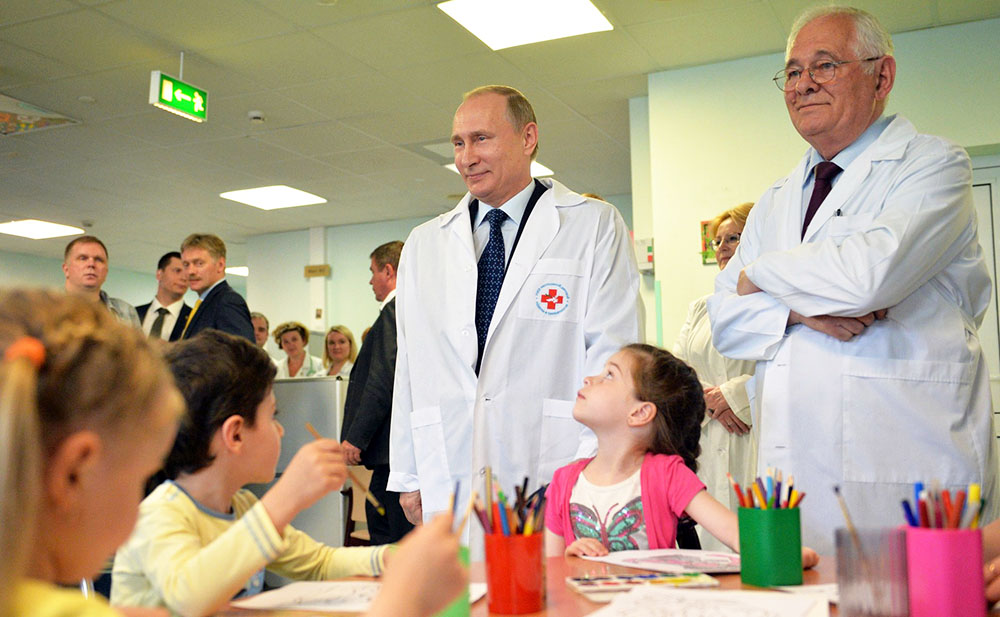 Владимир Путин и Леонид Рошаль в НИИ неотложной детской хирургии и травматологии 