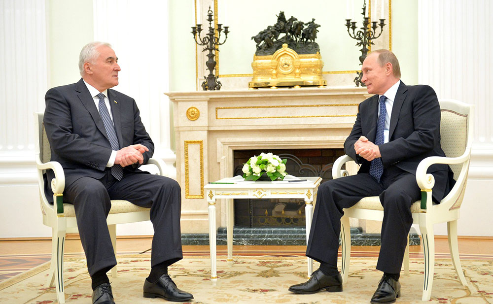Президент России Владимир Путин и президент Южной Осетии Леонид Тибилов 