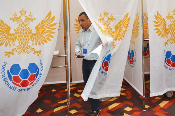Голосование делегатов конференции Российского футбольного союза