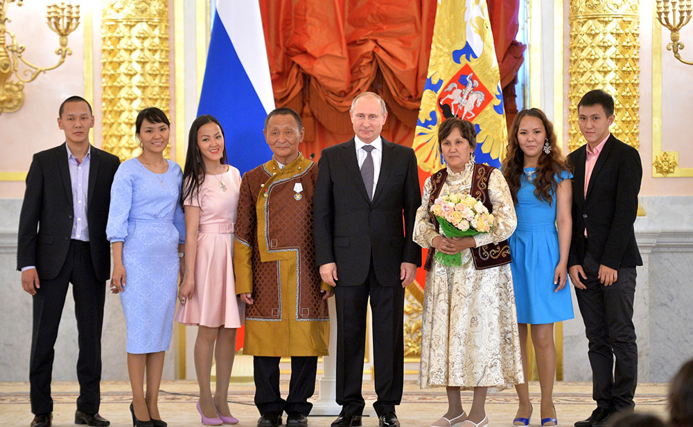 Владимир Путин вручил ордена "Родительская слава"