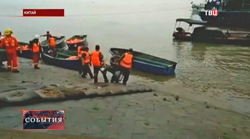 Спасатели на берегу Янцзы у места катастрофы