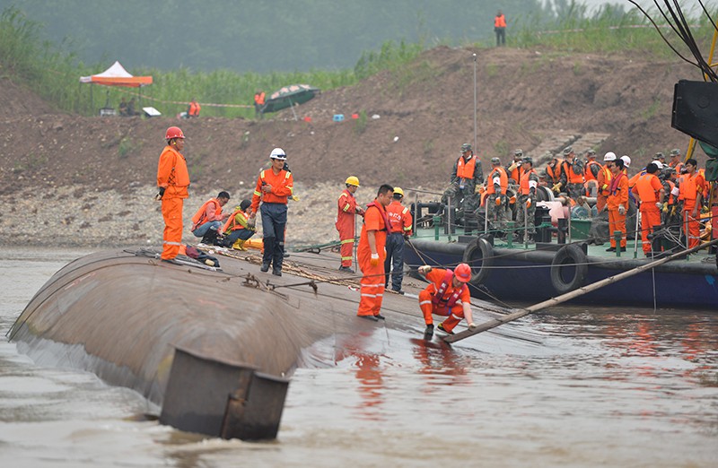 Китайские спасатели на месте крушения туристического лайнера