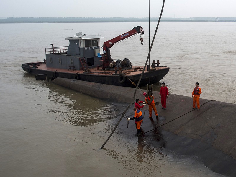 Китайские спасатели на месте крушения туристического лайнера