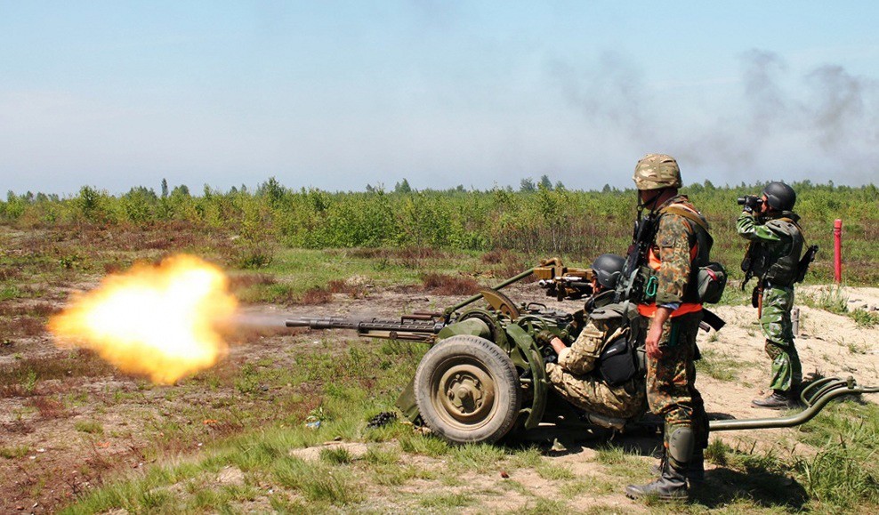Украинские военные ведут обстрел в Донбассе