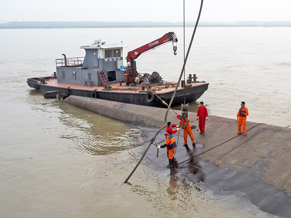 Китайские спасатели на месте крушения туристического лайнера "Звезда Востока"
