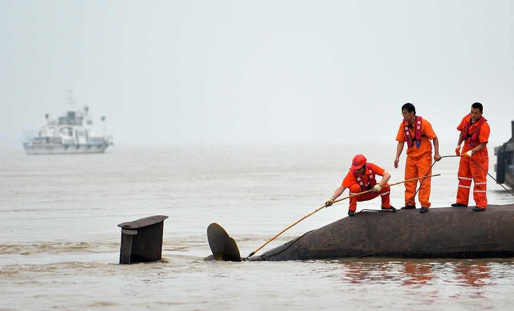 Китайские спасатели на месте крушения туристического лайнера "Звезда Востока"