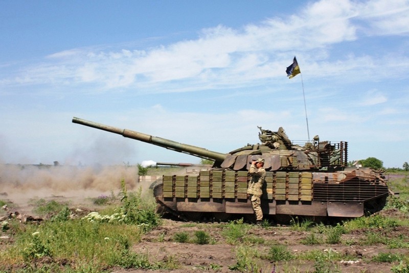 Украинские танки ведут обстрел в Донбассе