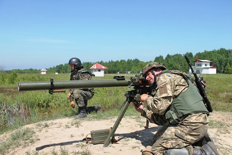 Украинские военные ведут обстрел в Донбассе