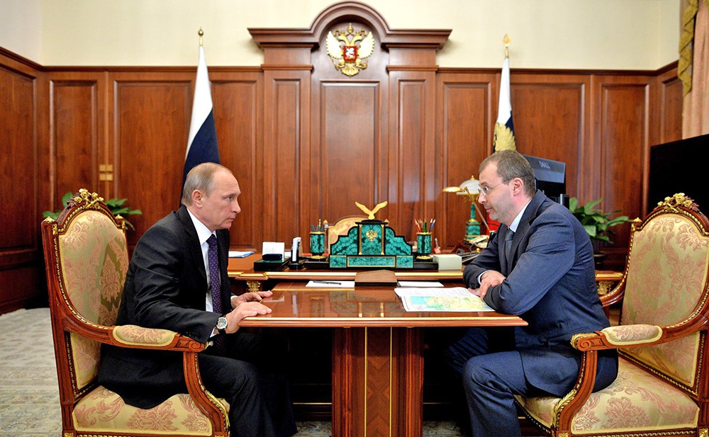 Президент России Владимир Путин и губернатор Чукотского АО Роман Копин