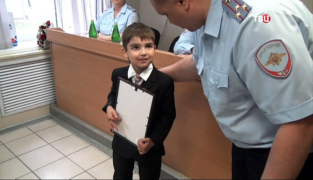 Полицейские награждают семилетнего Тимура