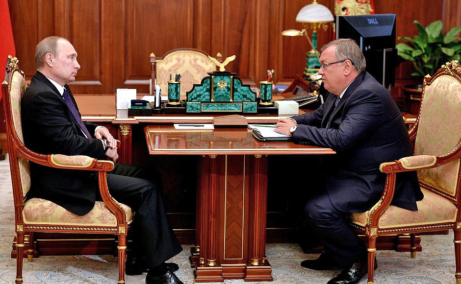 Президент России Владимир Путин и председатель правления Банка ВТБ Андрей Костин
