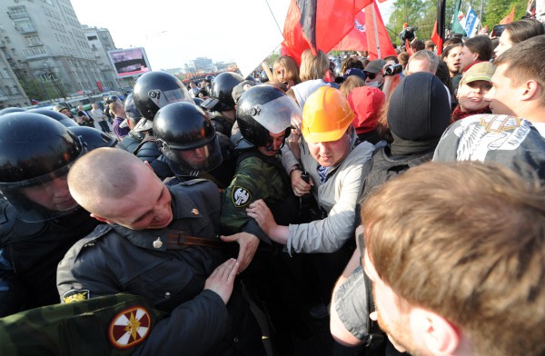 Сотрудники правоохранительных органов оттесняют участников акции "Марш миллионов" во время шествия на Болотной площади