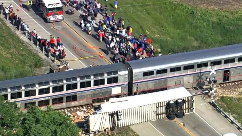 Последствия столкновения поезда с грузовиком в США