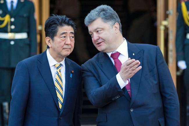 Премьер-министр Японии Сидзе Абэ и президент Украины Пётр Порошенко