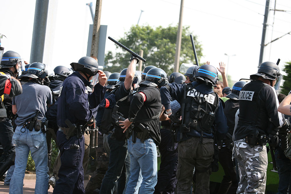Полиция во время задержания мигрантов 