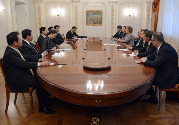 Президент России Владимир Путин во время переговоров с главой парламента Китая Чжаном Дэцзяном