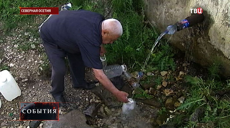 Житель Северной Осетии набирает воду