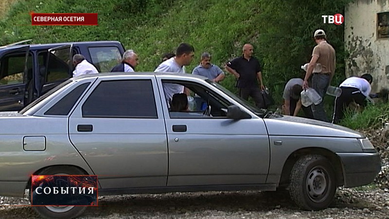 Жители Северной Осетии набирают воду