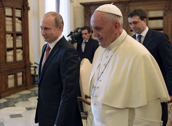 Президент России Владимир Путин и Папа Римский Франциск во время встречи в Ватикане