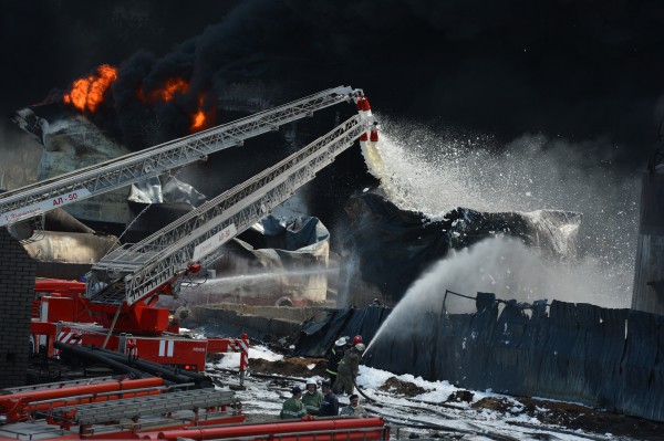 Сотрудники МЧС Украины тушат пожар на территории нефтебазы 