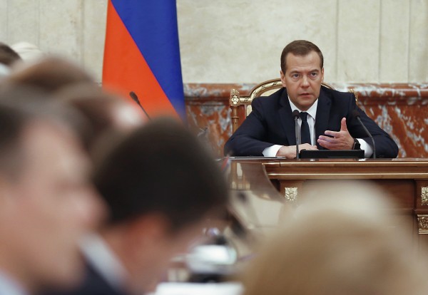 Председатель правительства России Дмитрий Медведев проводит совещание с членами кабинета министров РФ